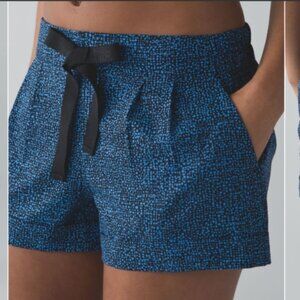 Lululemon Spring Break Away Short II Bubbles Pipe Dream Blue Black